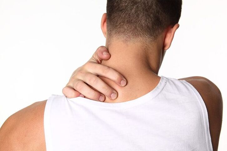 Ở giai đoạn đầu tiên của bệnh thoái hóa đốt sống cổ, cảm giác khó chịu xuất hiện ở cổ